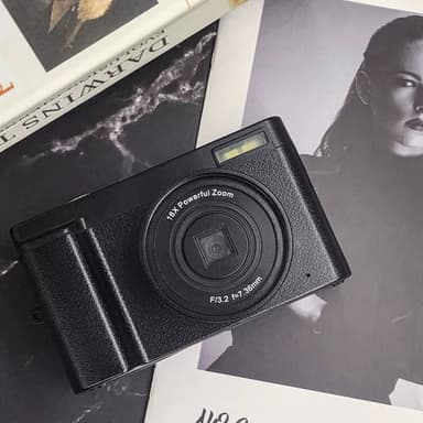 Digitalkamera med 48 MP, HD 1080p, 16x zoom, flip screen, 32 GB kort sort