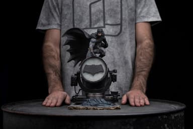 Iron Studios Justice League acitonfigur (Batman og hans Batsignal)