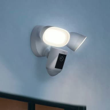 Ring Floodlight Cam Pro overvågningskamera (hvid)