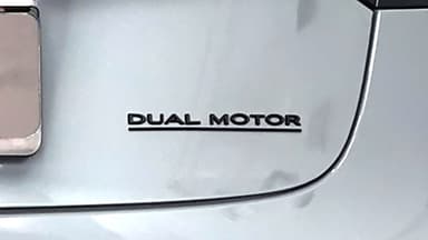 #34:Dual Motor#34: logo i mat sort - Tesla 3/Y