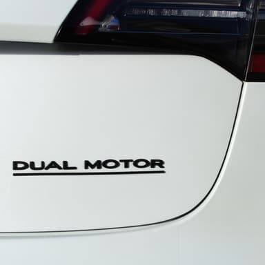 #34:Dual Motor#34: logo i mat sort - Tesla 3/Y