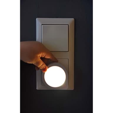 brennenstuhl LED natlys med skumringssensor / natlysstik (skånsomt og diskret fatningslys med ekstremt lavt strømforbrug)