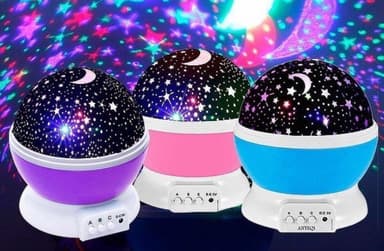 Lyserød natlampe med roterende stjernehimmel