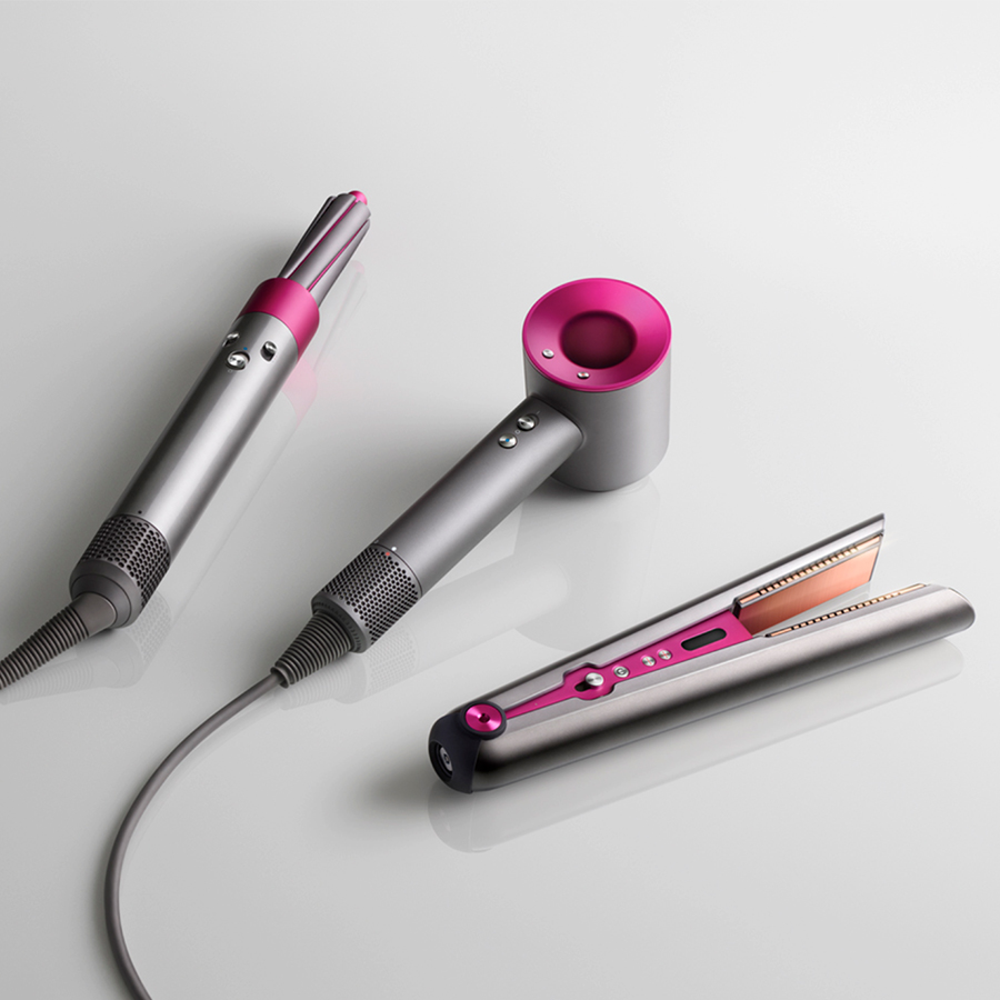 Dyson hårplejeprodukter liggende på en flad overflade
