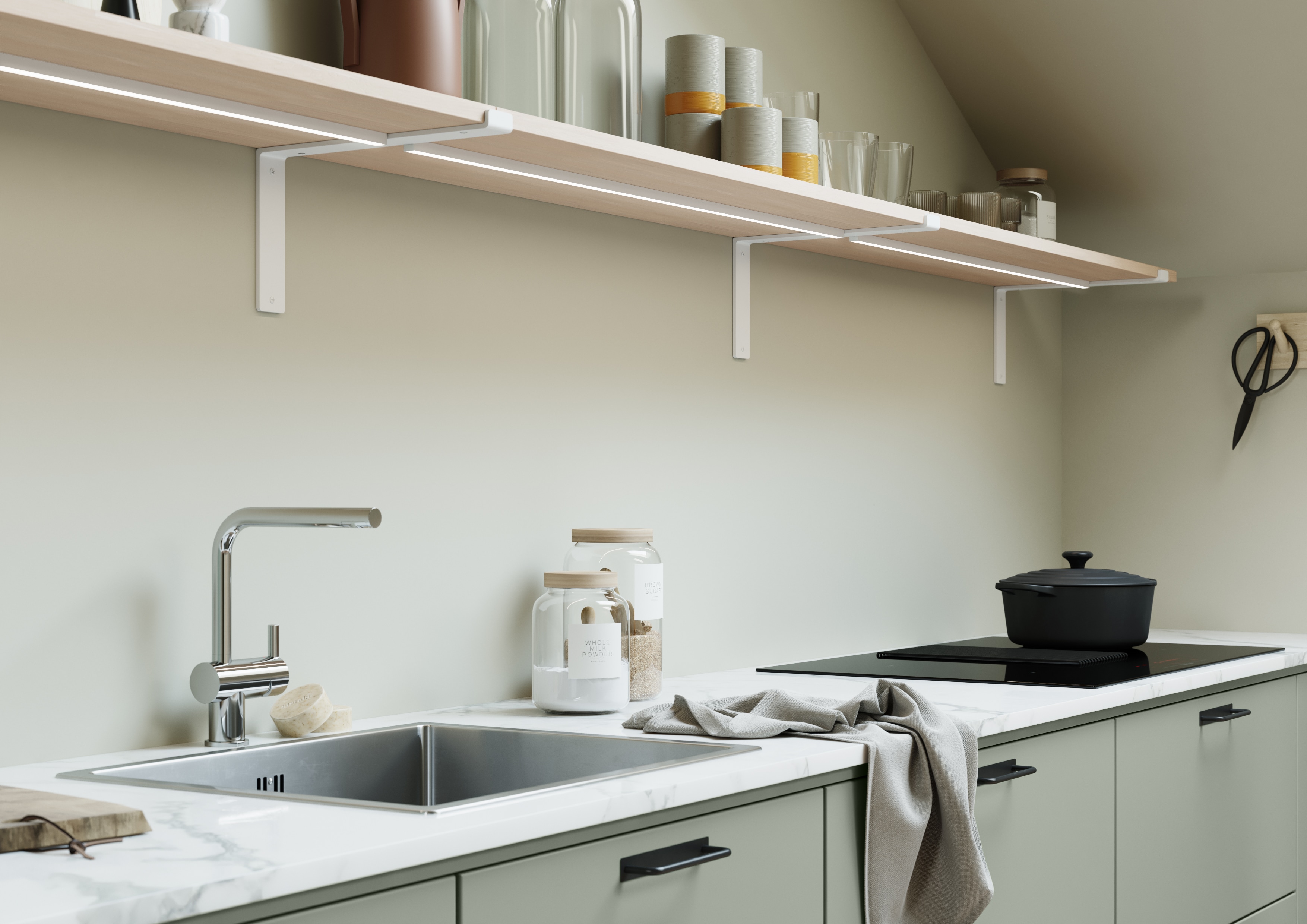 Lysegrønt EPOQ Trend-køkken med hvid marmor bordplade, stålvask, kogeplade med indbygget enhætte og svævehylde
