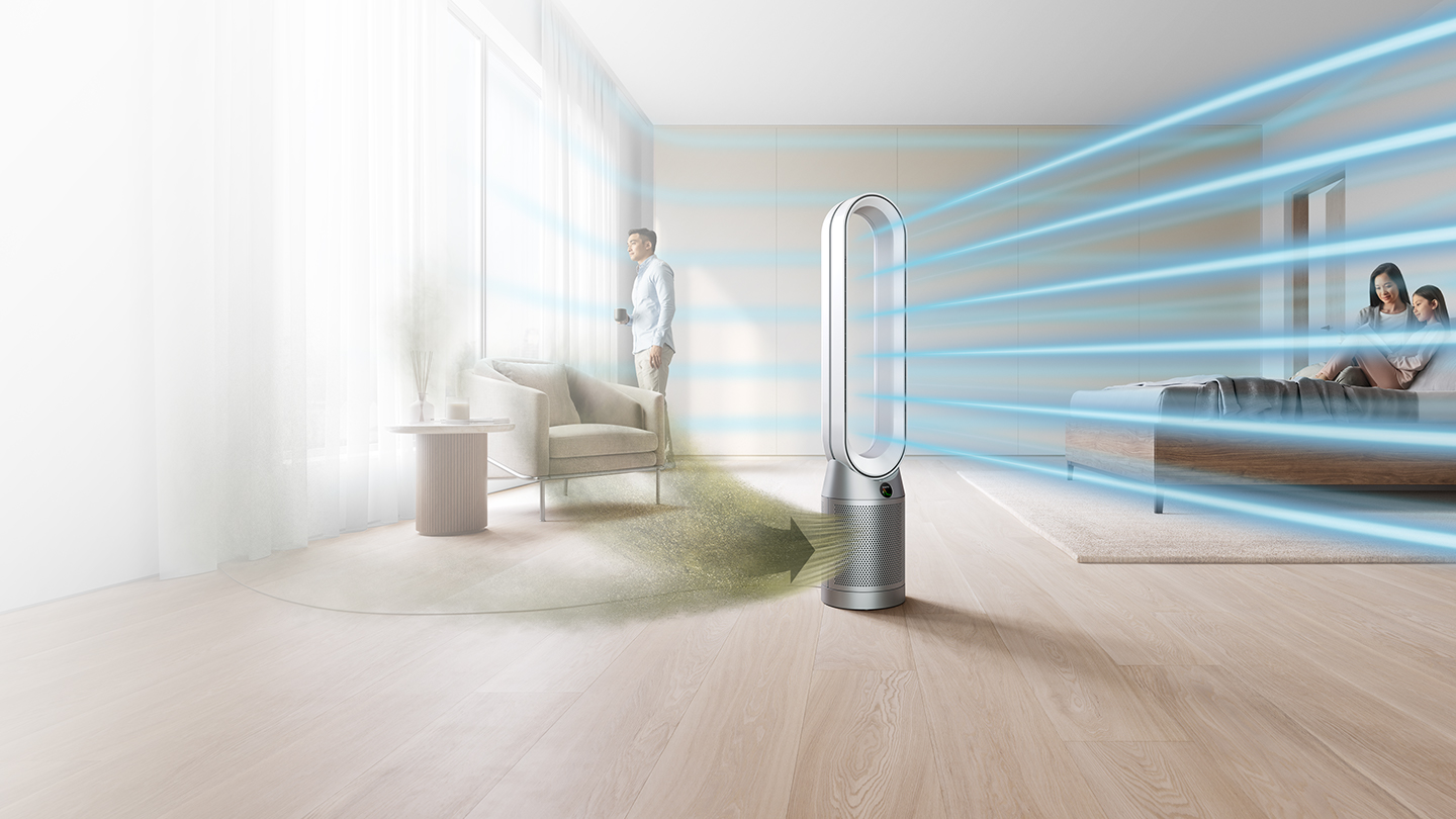 En mand ved et vindue og Dyson Purifier på gulvet