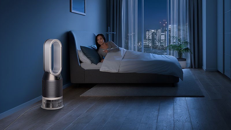 Dyson Pure Humidify+Cool og en kvnde i en seng