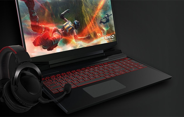 En bærbar computer og et gaming headset
