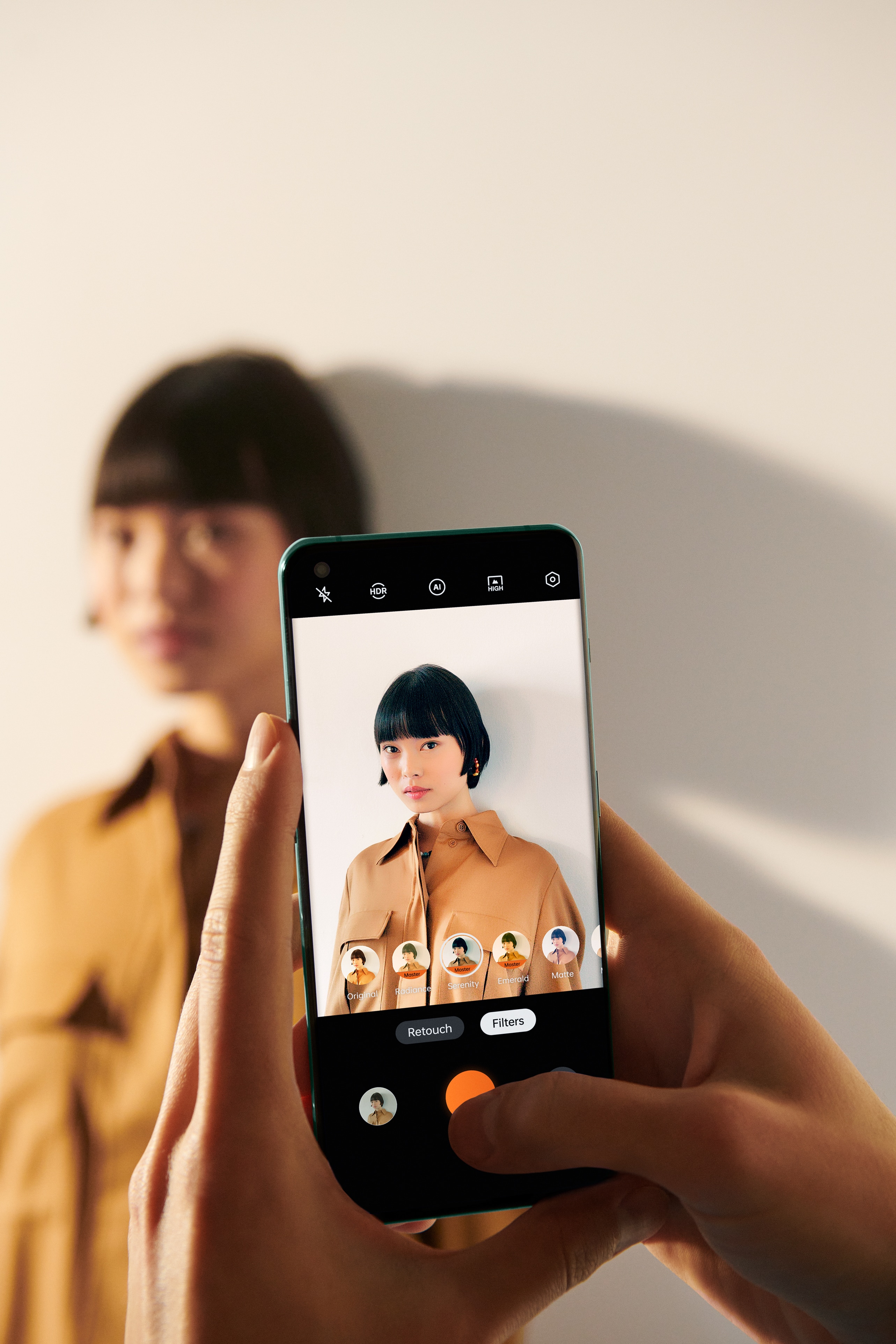 OnePlus - En person, der tager et portrætbillede af en kvinde