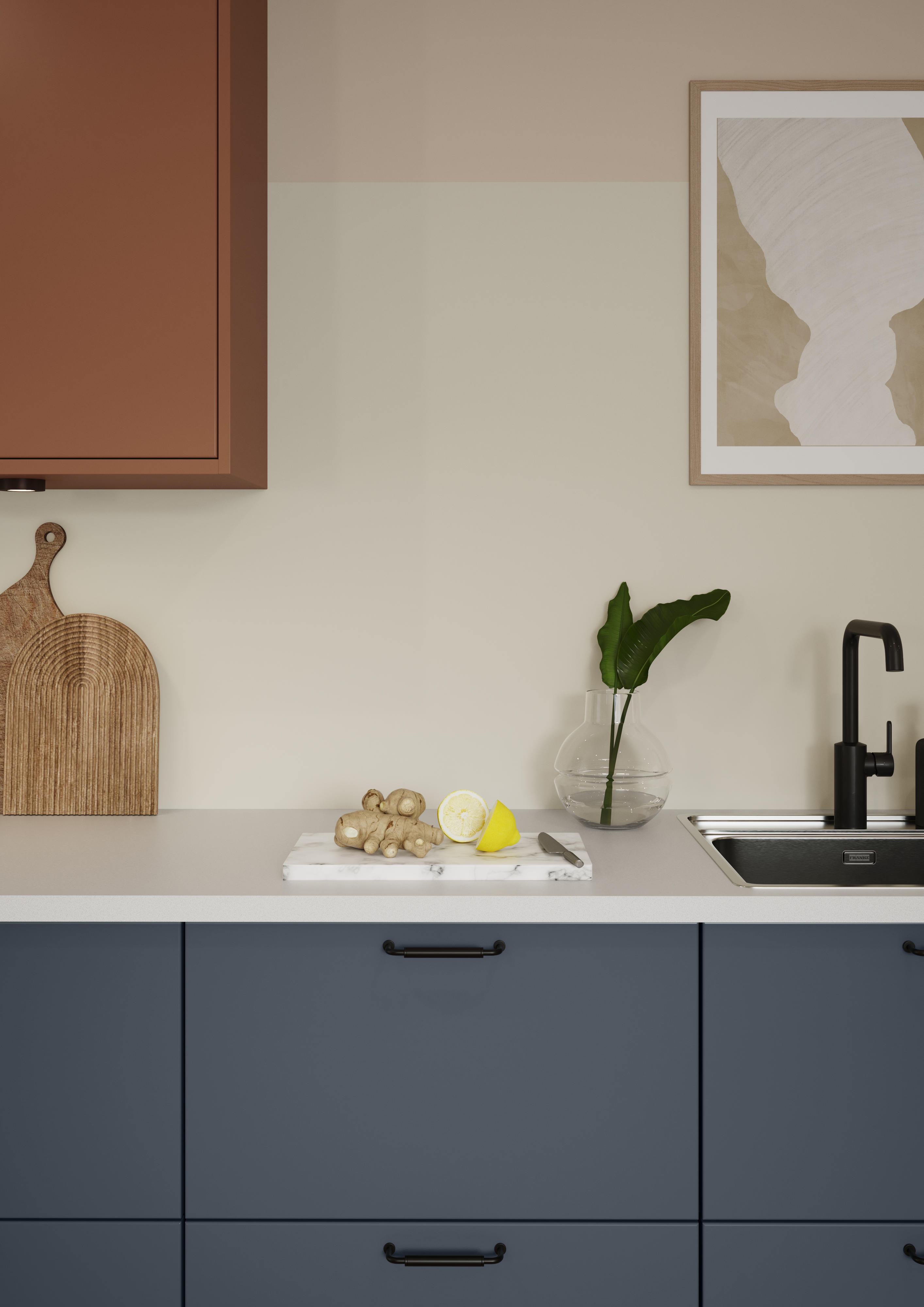 Udsnit af Trend Blue Grey og Sienna køkkenet. Hvid bordplade, med sort håndvask, og skærebræt med grønsager på.