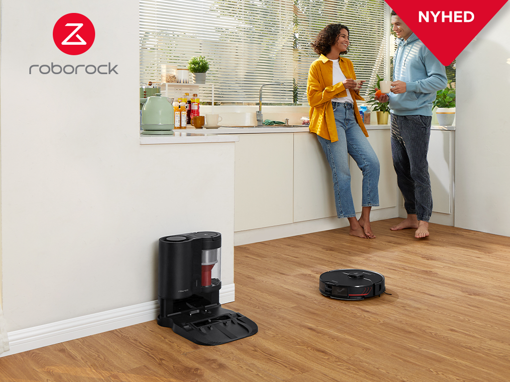 Roborock S7 MaxV på gulvet og folk i baggrunden