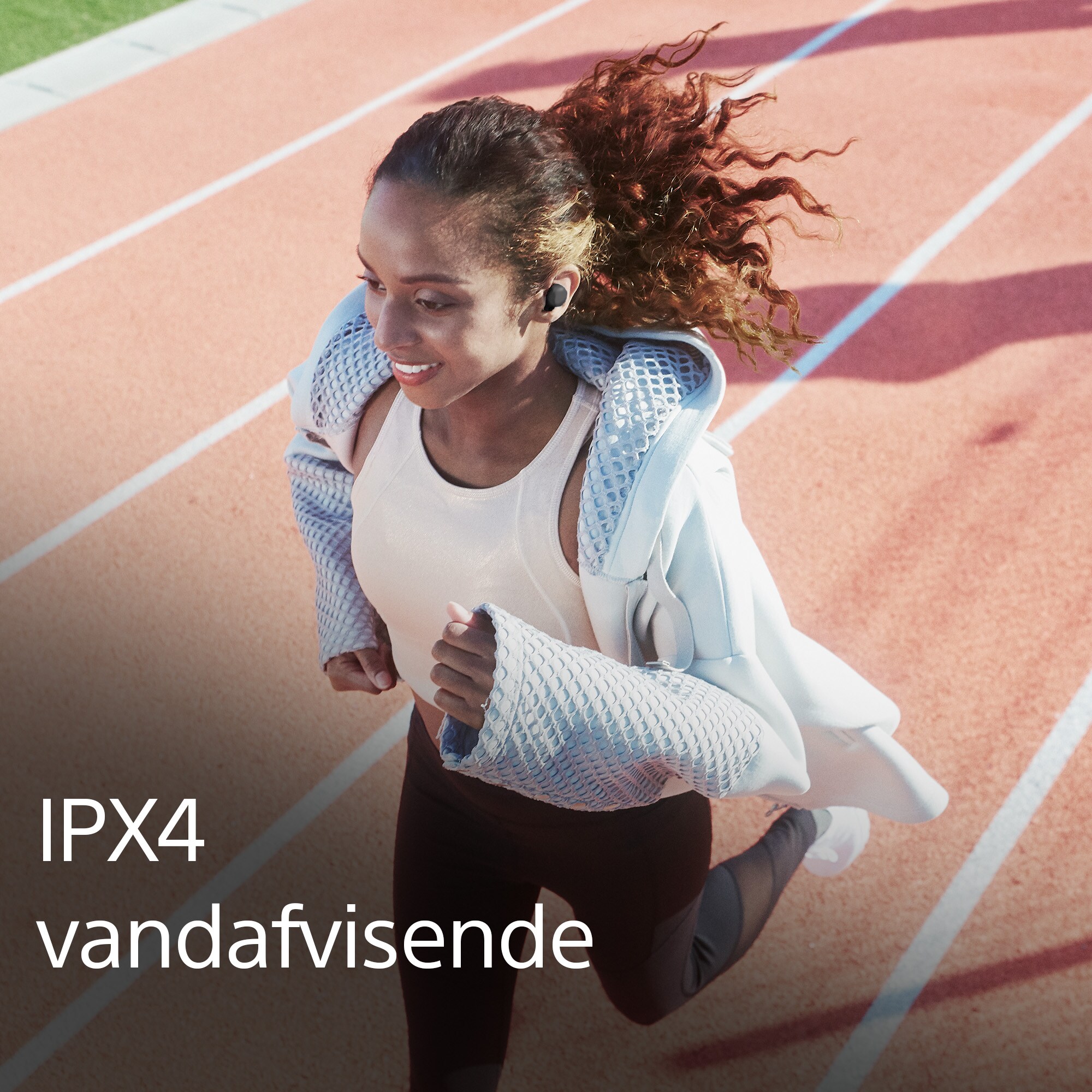 Kvinde, der løber med LinkBuds og tekst om IPX4