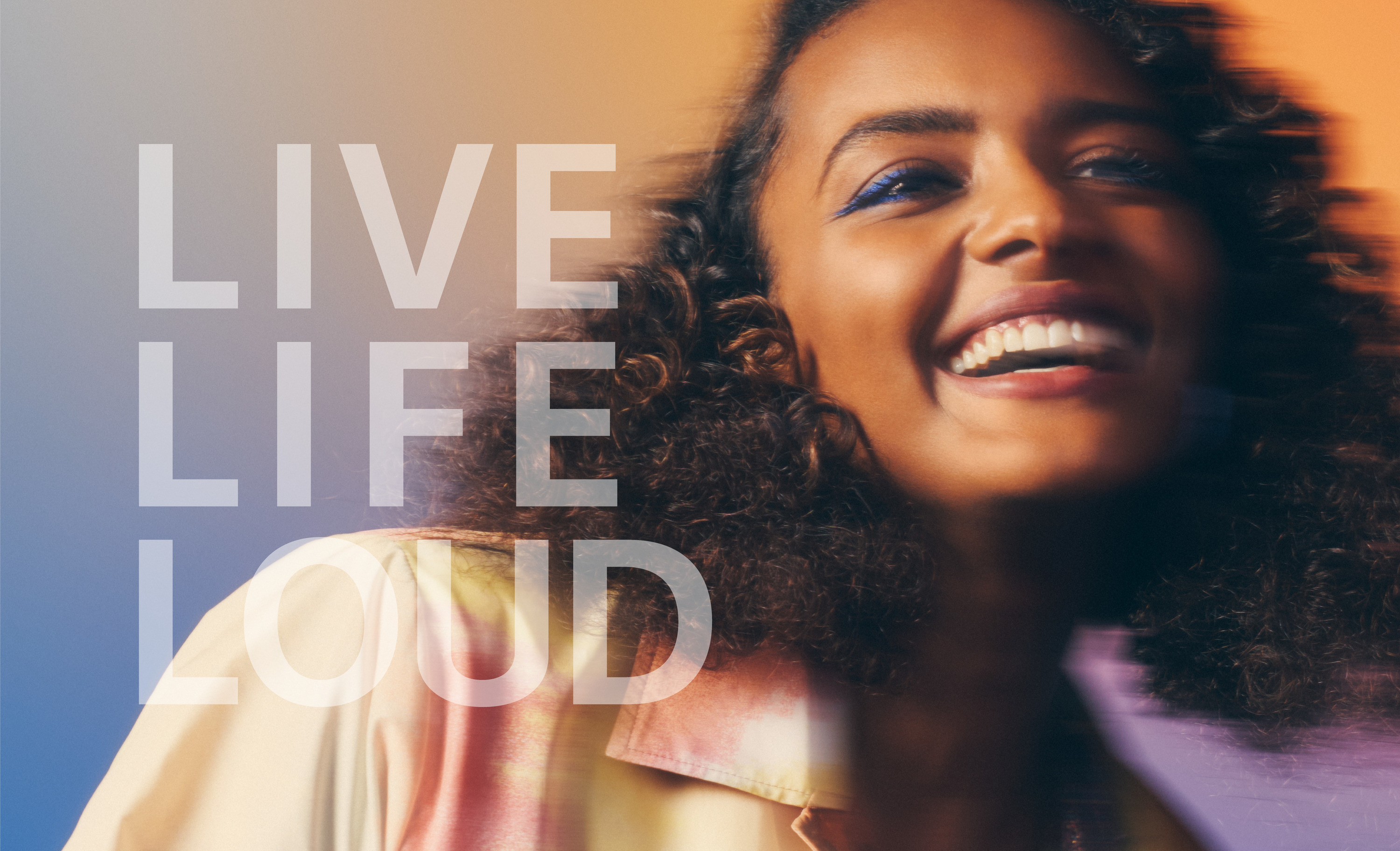 En kvinde og teksten LIVE LIFE LOUD