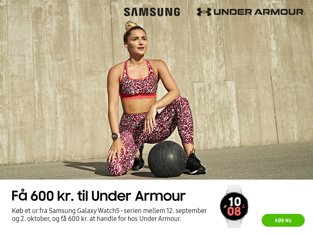 Kvinde i træningstøj med bold og Samsung Galaxy smartwatch Under Armour