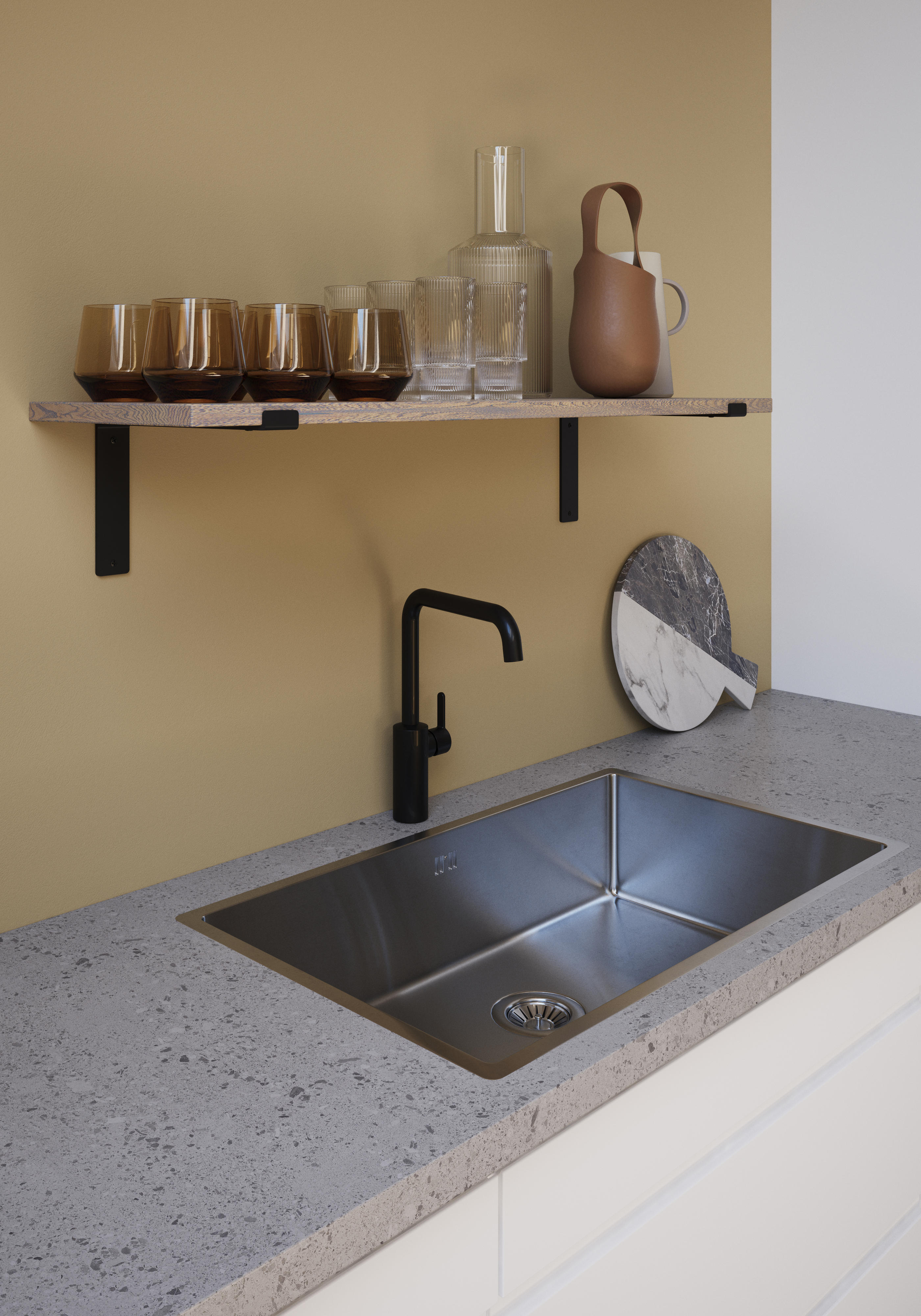 Detalje af et Integral Chalk køkken med en Terrazzo laminat bordplade, der viser en vask med sorte armatur 