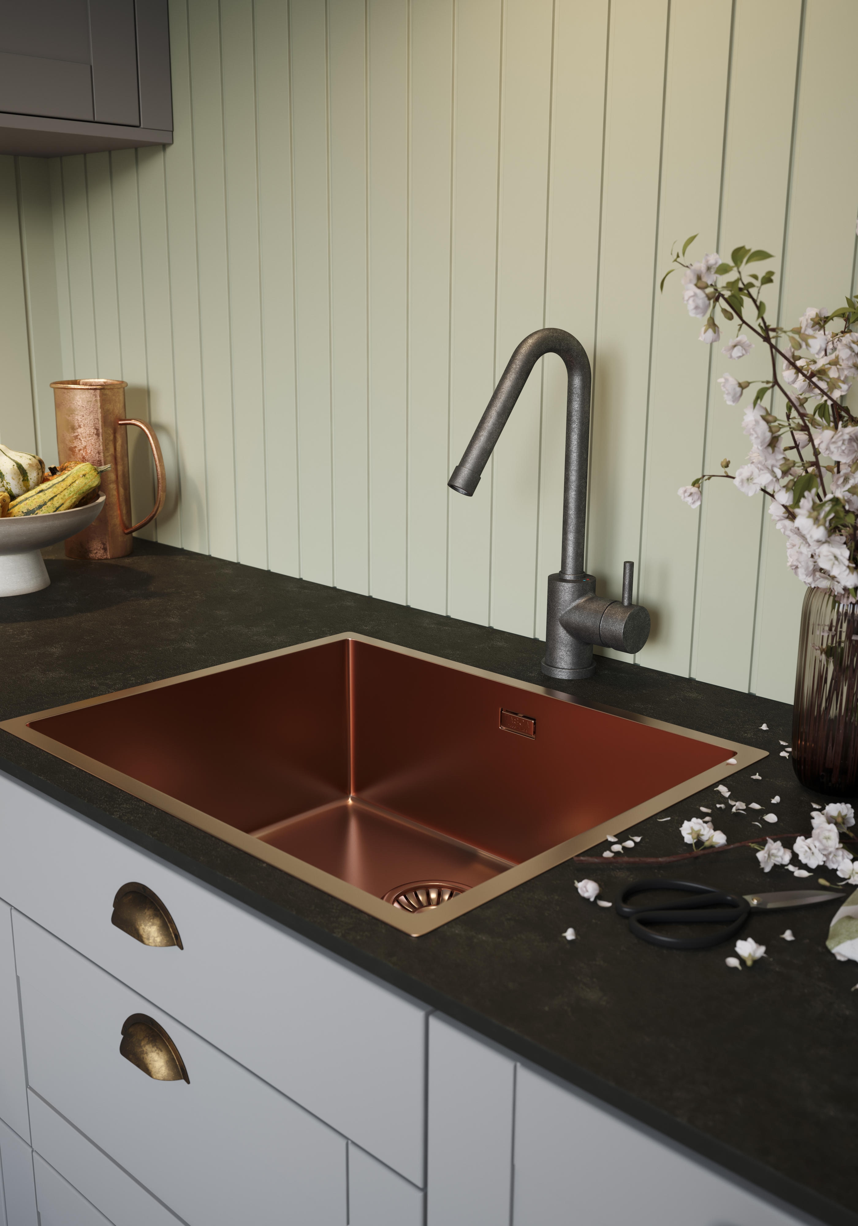 Nærbillede af en køkkenvask i kobber fra Tasca i et EPOQ Shaker Steel Grey-køkken