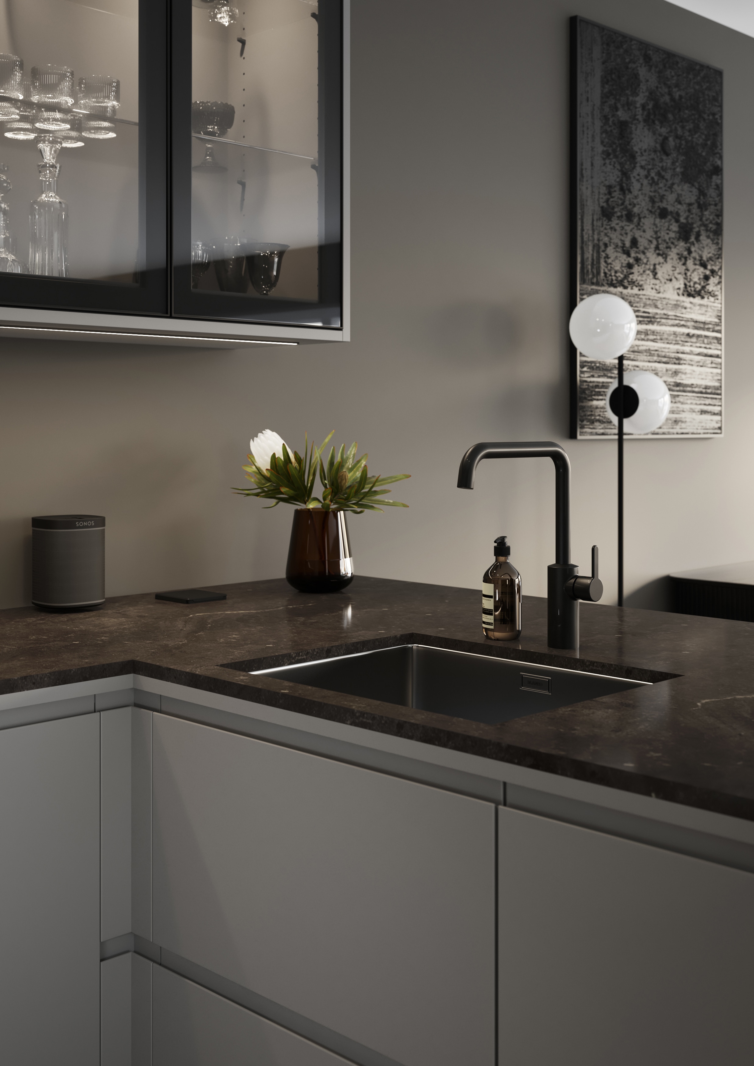 Epoq Integra Steel Grey køkken med glasskab over undermonteret vask og sort blandingsbatteri