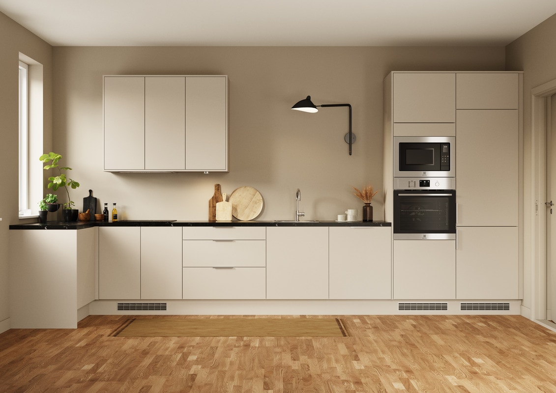 Hvidt EPOQ-køkken med sort bordplade og hvidevarer i et åbent køkkenmiljø