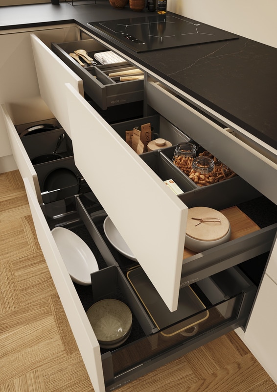 EPOQ-køkken med sort bordplade og skuffesystem med opbevaring