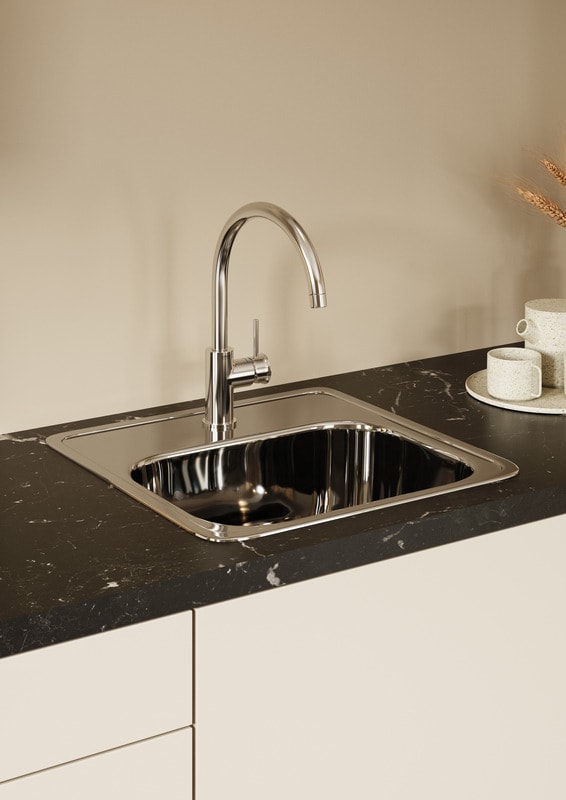 Hvidt EPOQ-køkken med vask i stå og sort bordplade