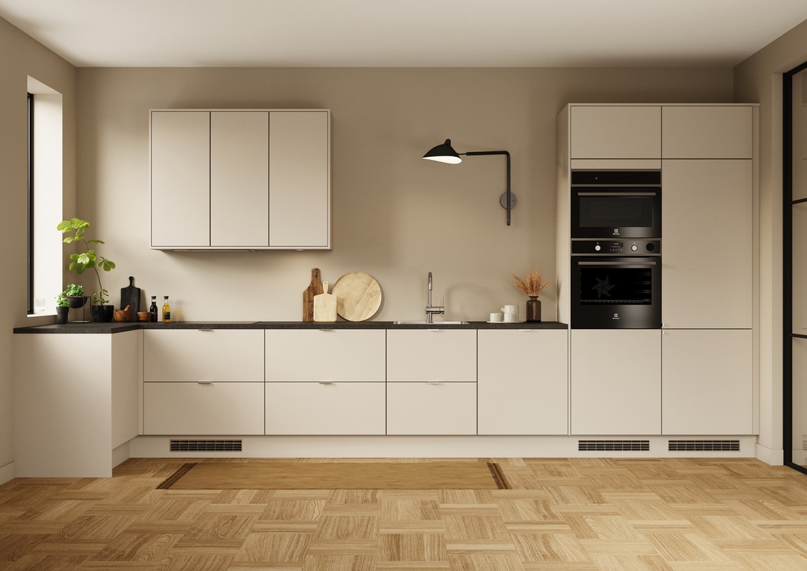 Hvidt EPOQ-køkken med sorte bordplader, højskabe, lampe og hvidevarer i et åbent køkkenmiljø