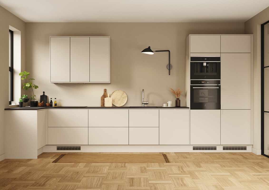 Hvidt EPOQ-køkken med sort bordplade, hvidevarer, højskabe og vask i et åbent køkkenmiljø