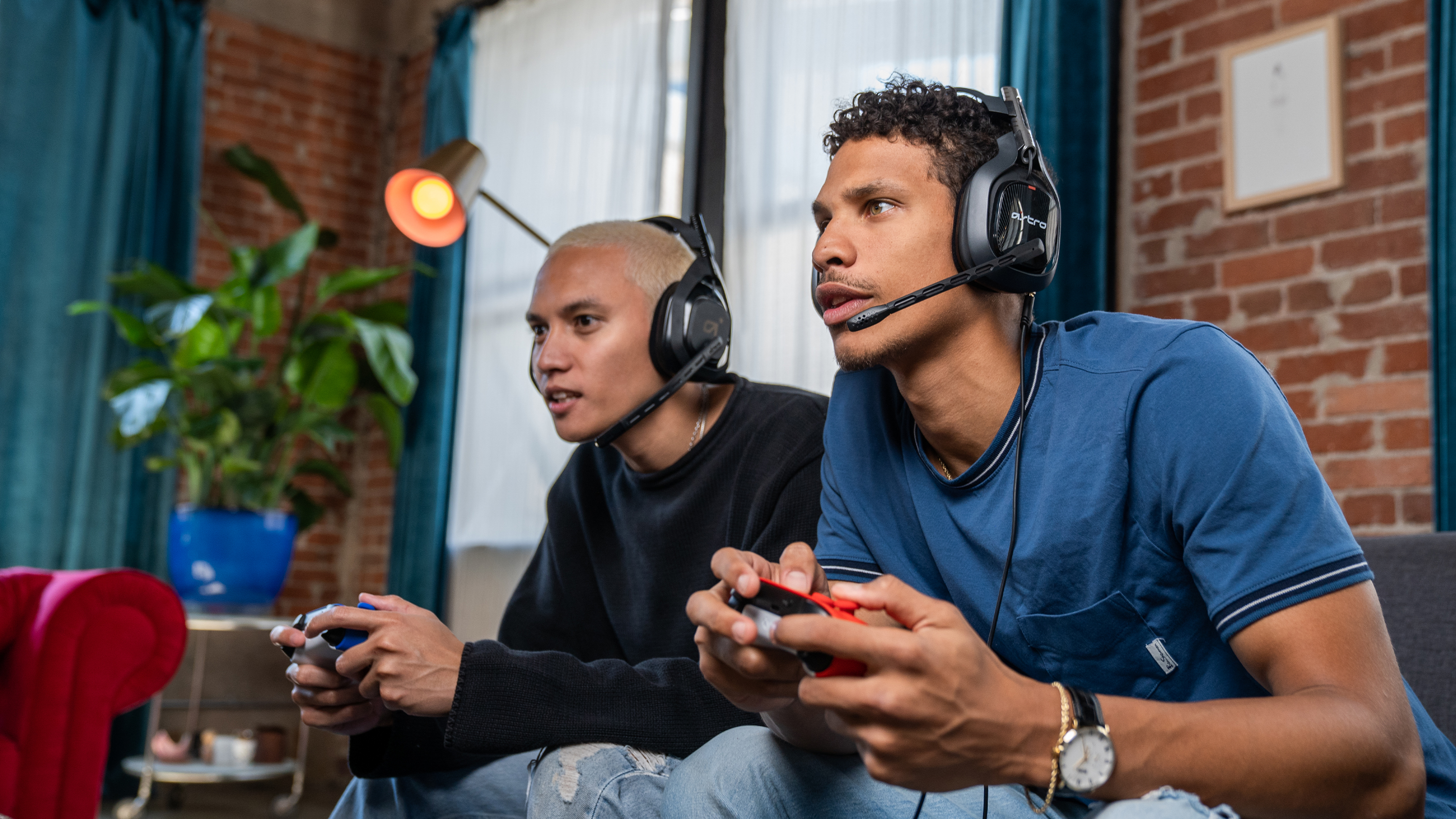 To fyre, der leger med Astro gaming headset
