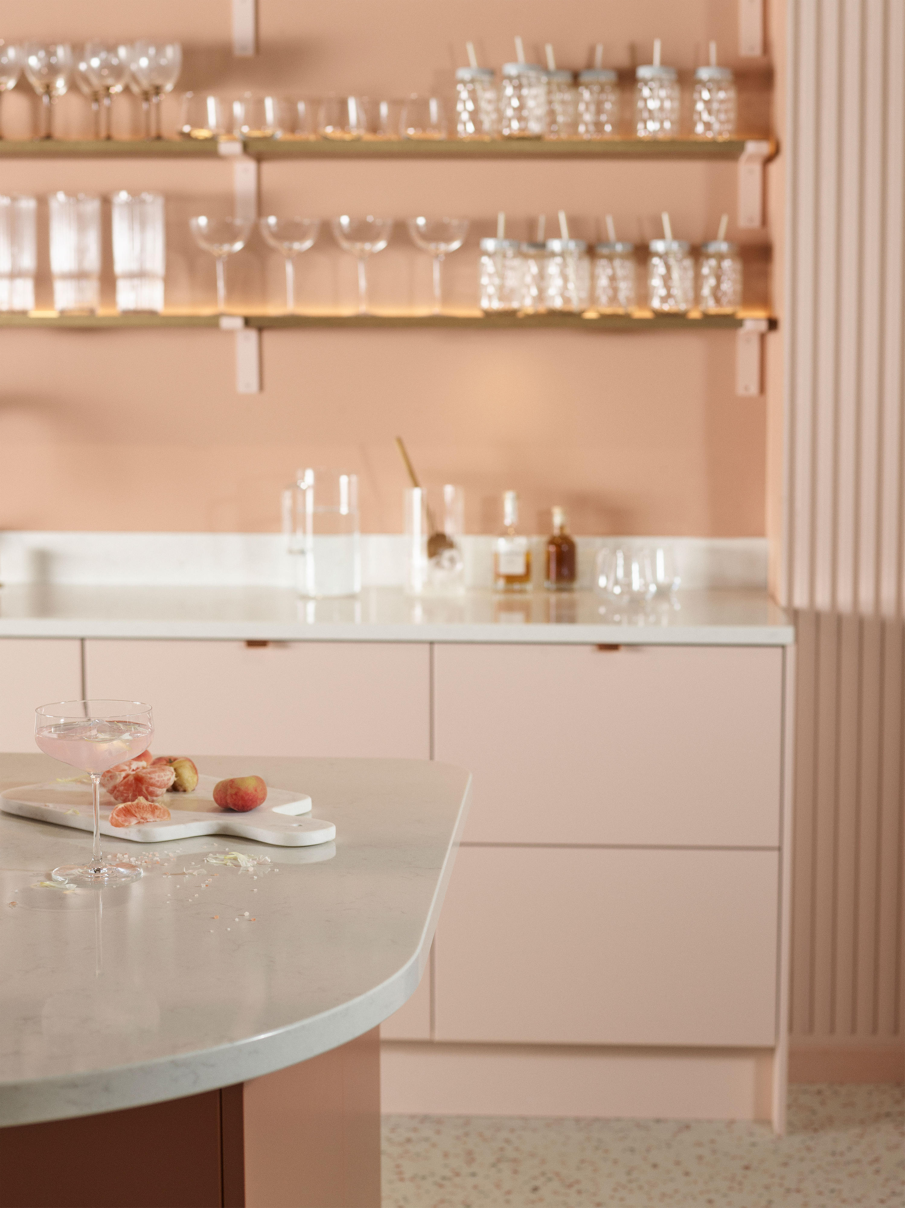 Epoq Trend Blush og Trend Sienna køkken med hylder fyldt med glas