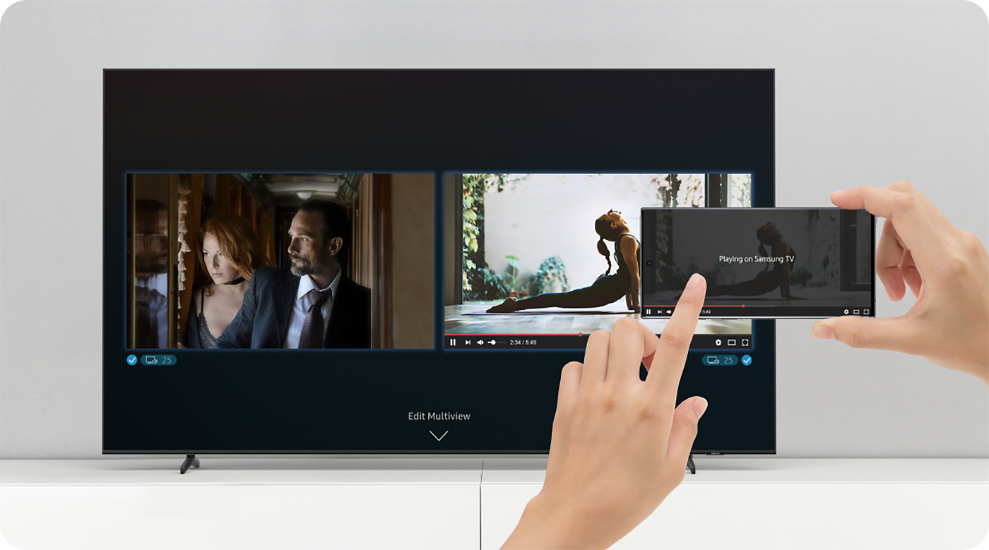 Samsung Q60C TV med MultiView og en hånd der holder en smartphone foran et tv