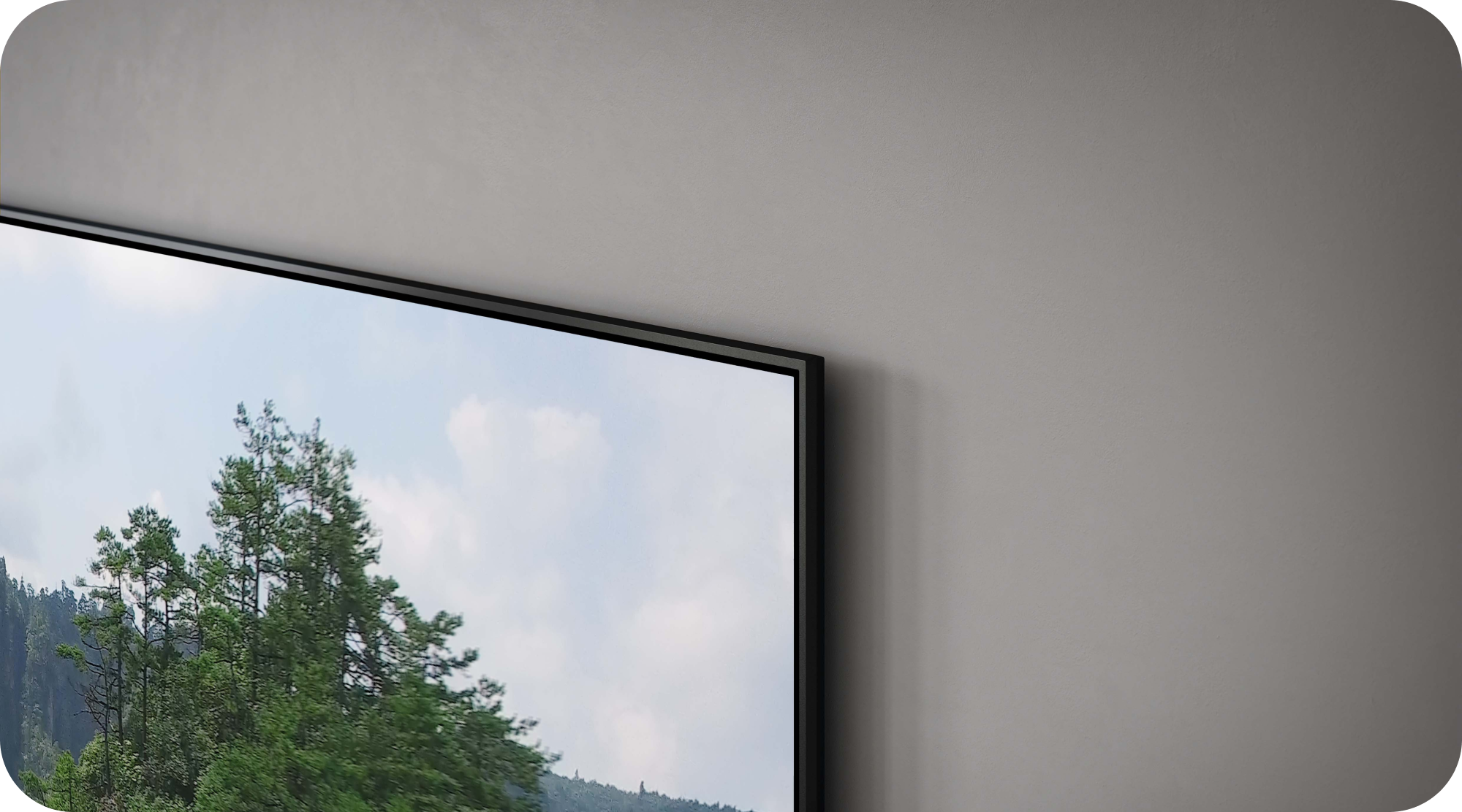 Nærbillede af et Samsung Q70C TV-hjørne på en grå væg