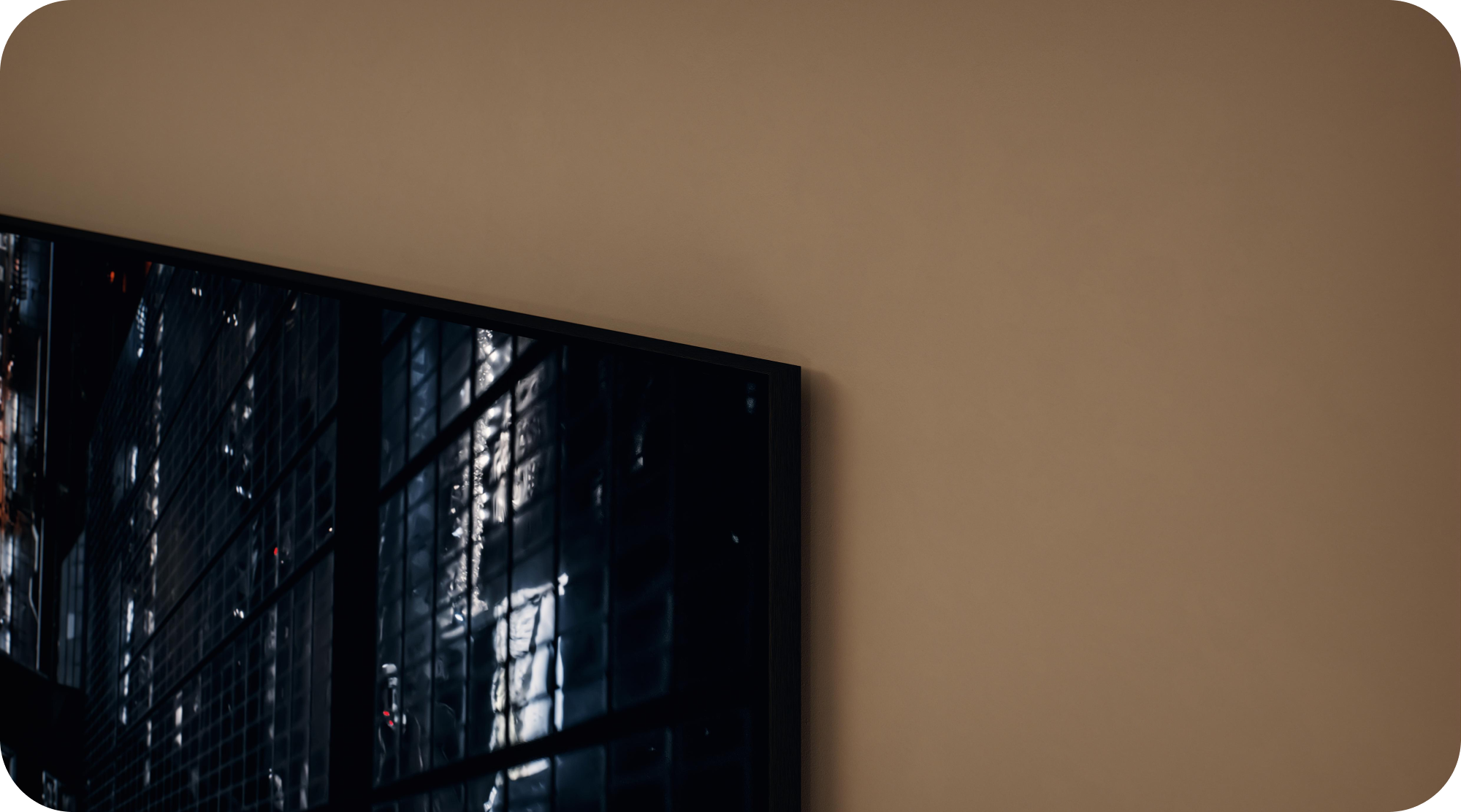 Nærbillede af hjørnet af Samsung Neo QLED TV på en beige væg