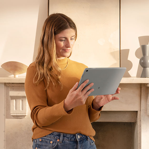 Kvinde bruger Google Pixel Tablet i sit hjem