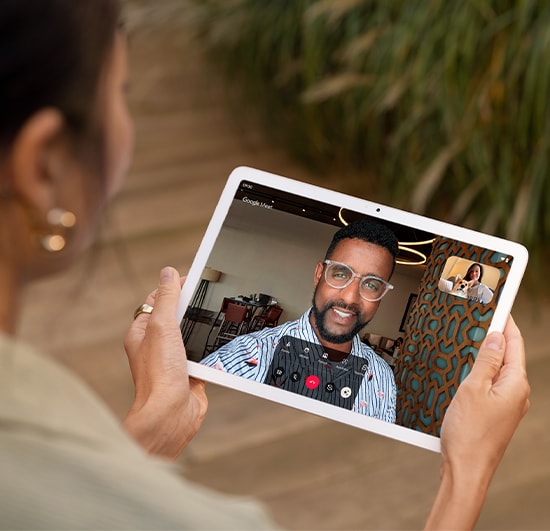 Kvinde har et videoksald med en mand på Google Pixel Tablet
