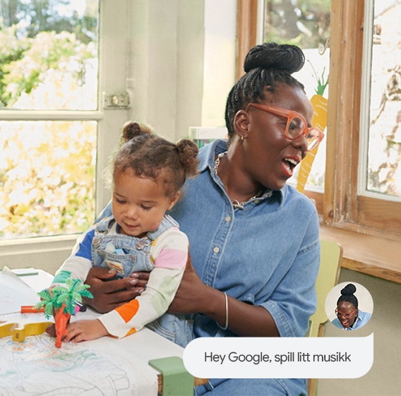 Kvinde beder Google Assistenten om at spille noget musik på Google Pixel tablet