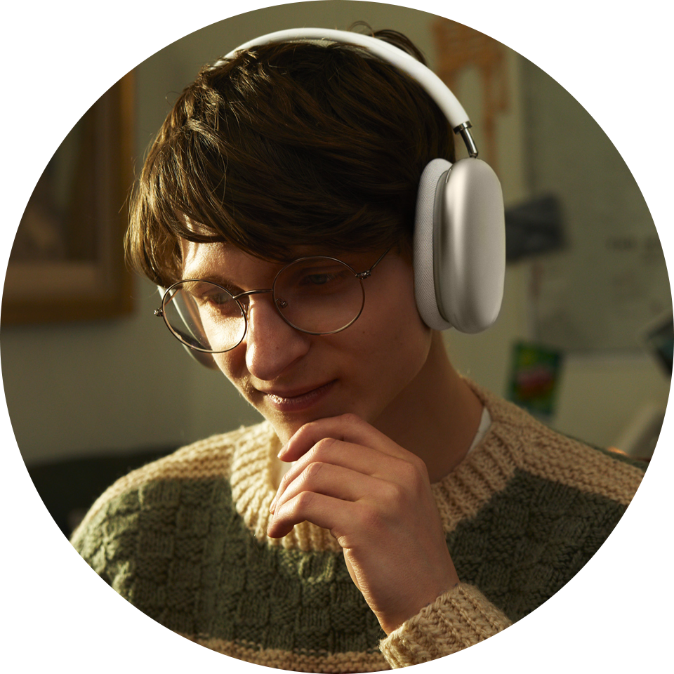 Ung person med Airpod Max-høretelefoner på