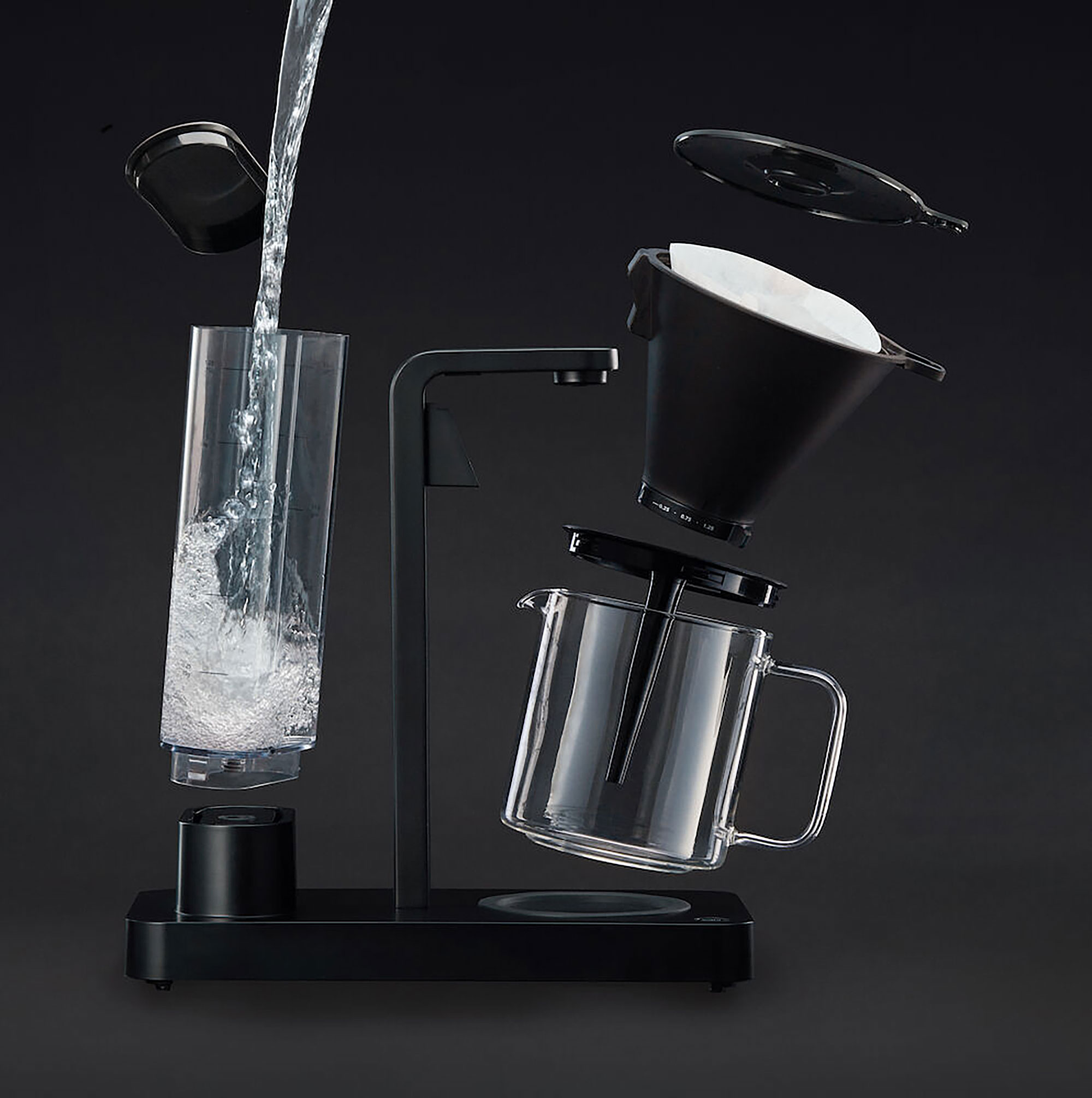 Wilfa Coffeemaker WSPL-3B og dens dele på sort baggrund