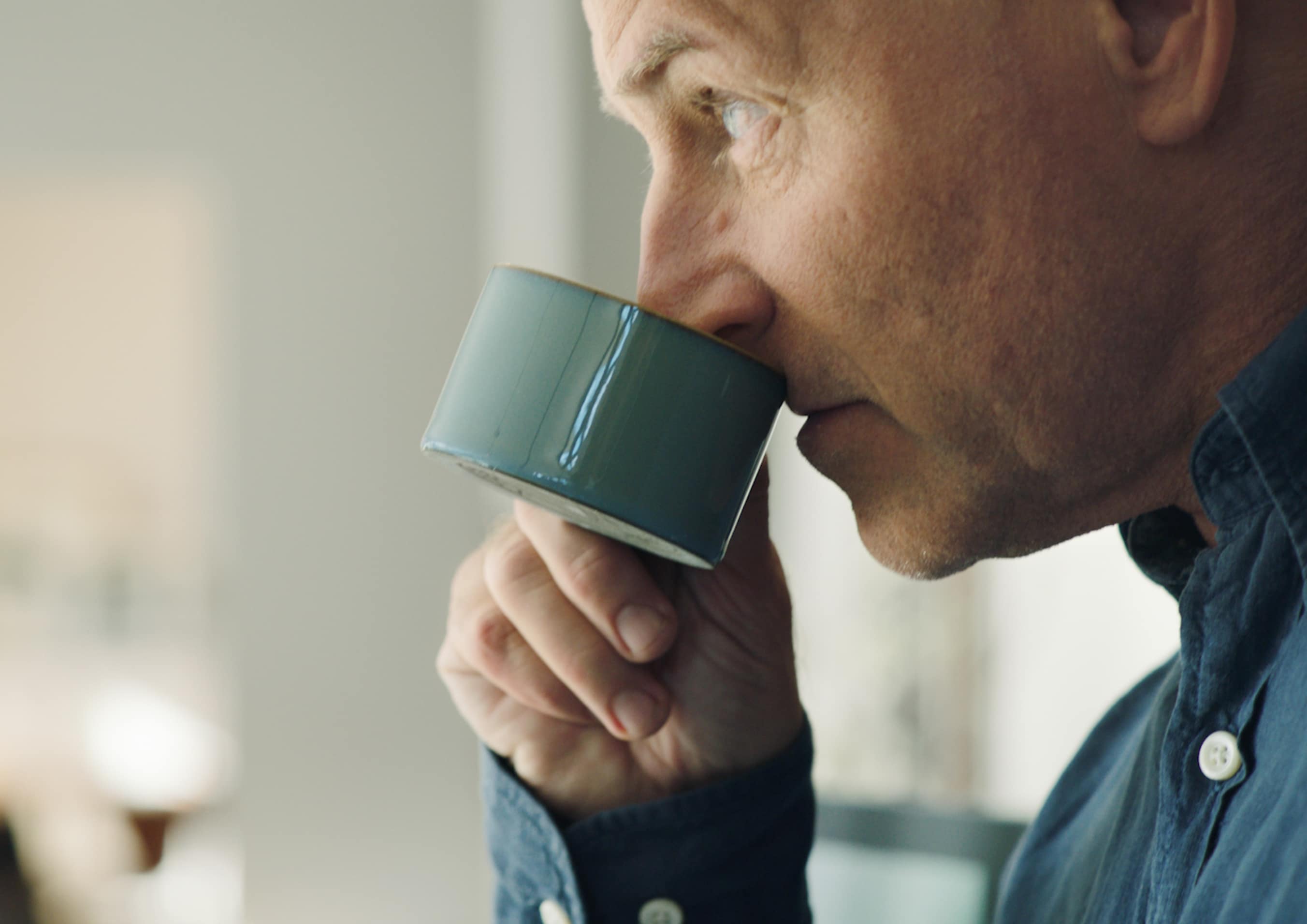 Siemens espressomaskine og smagsekspert Richard Juhlin der dufter til en kop kaffe