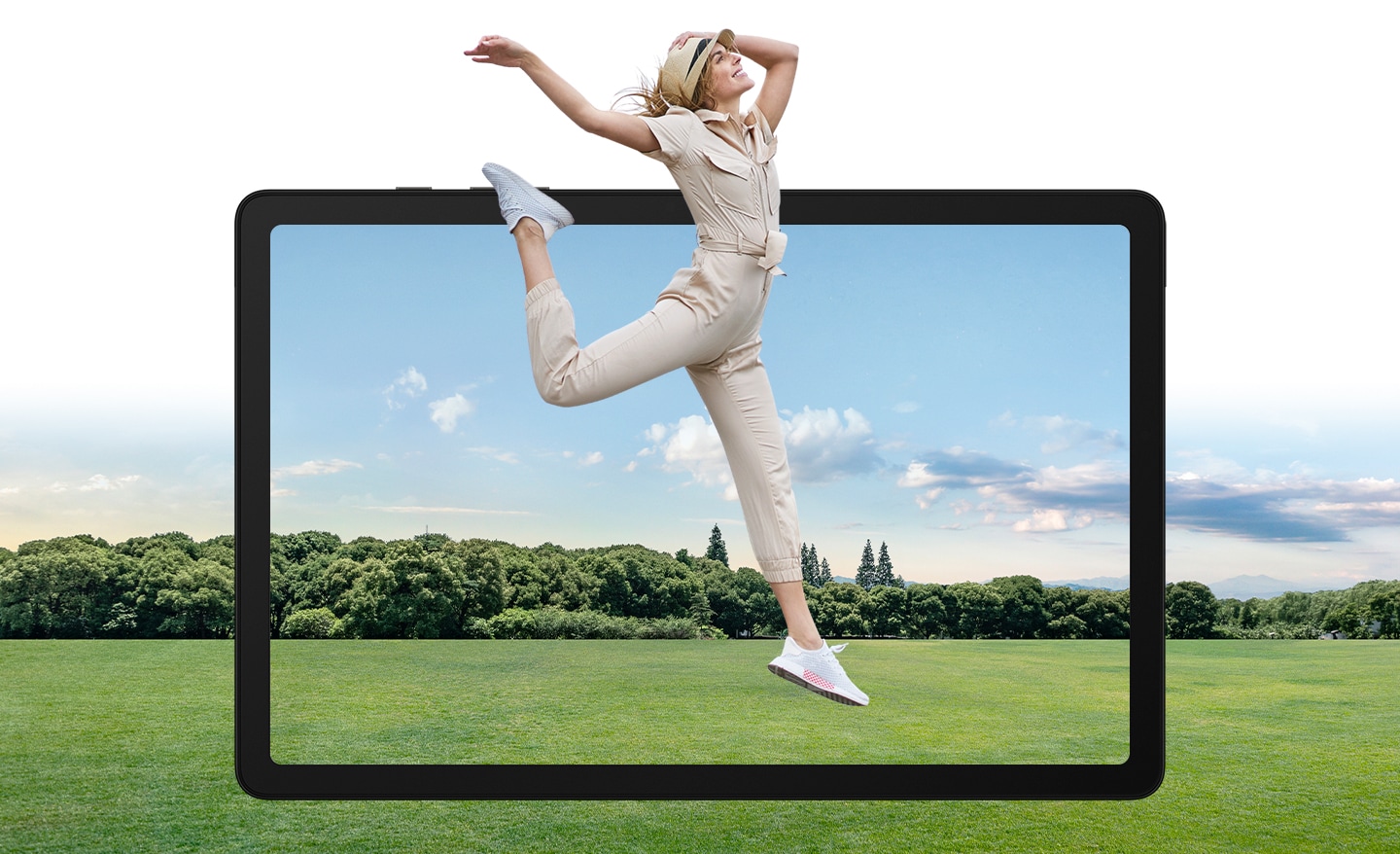 Kvinde hopper foran en Galaxy Tab A9