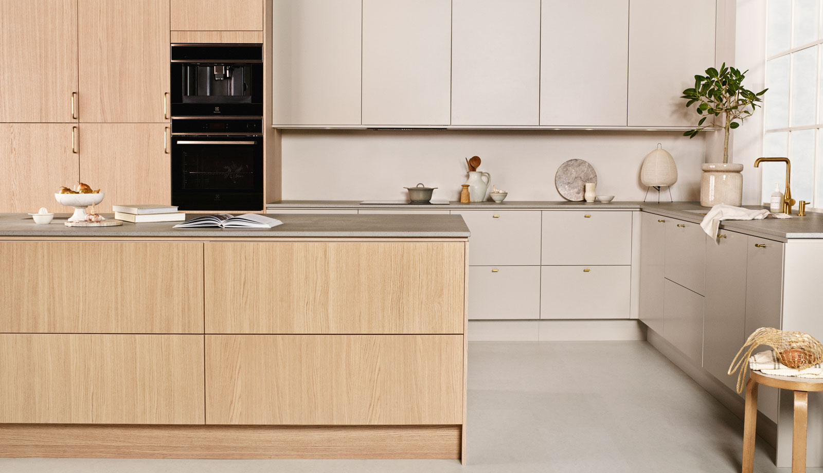 Køkken fra køkkenserien Epoq Edge Natural Oak Trend Greige 