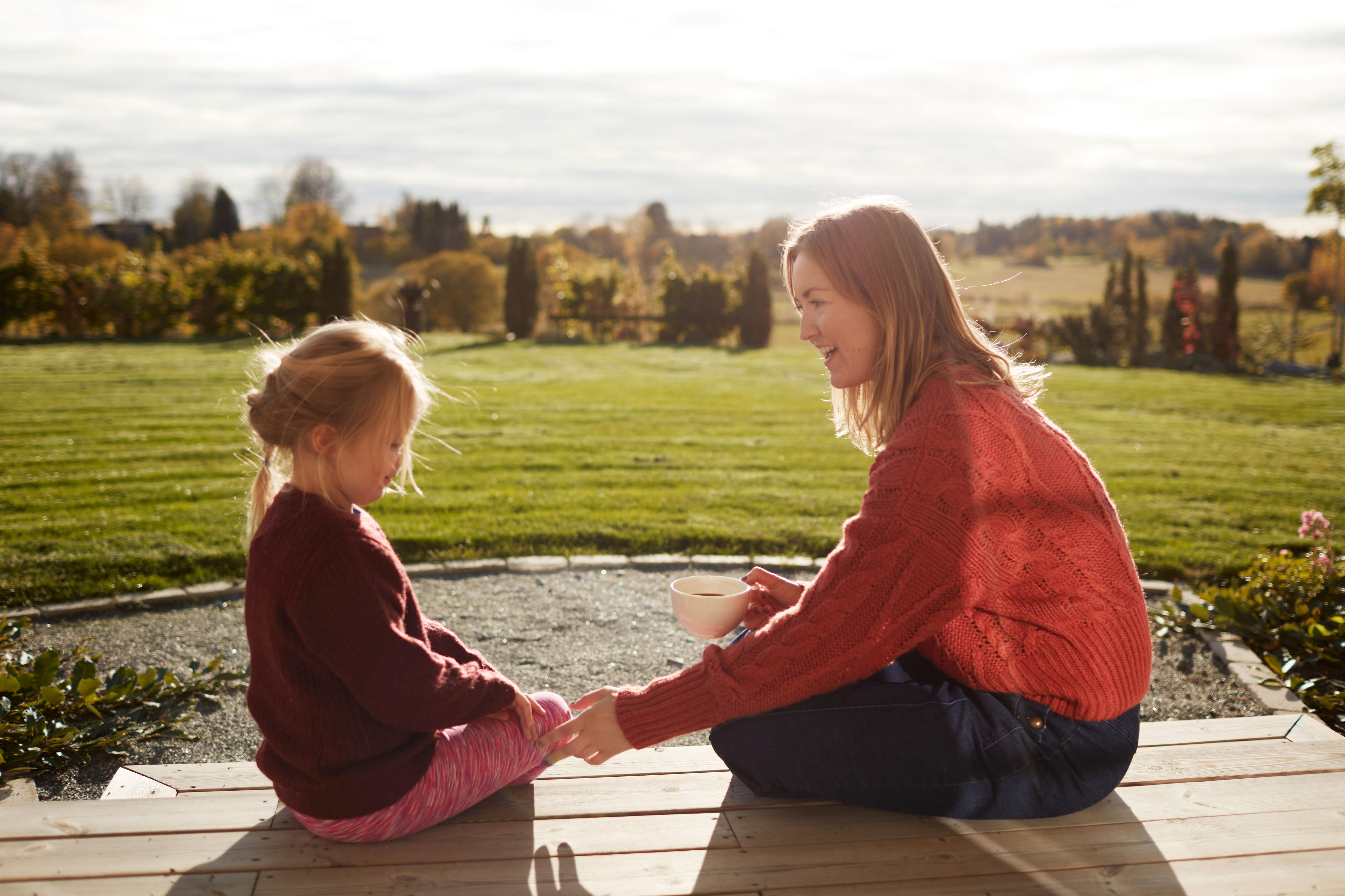 Giv glæde på mors dag: Mor sidder på verandaen med sin datter