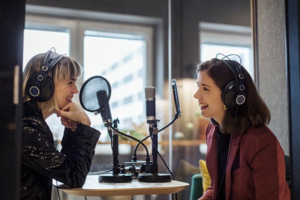 To kvinder, der indspiller en podcast