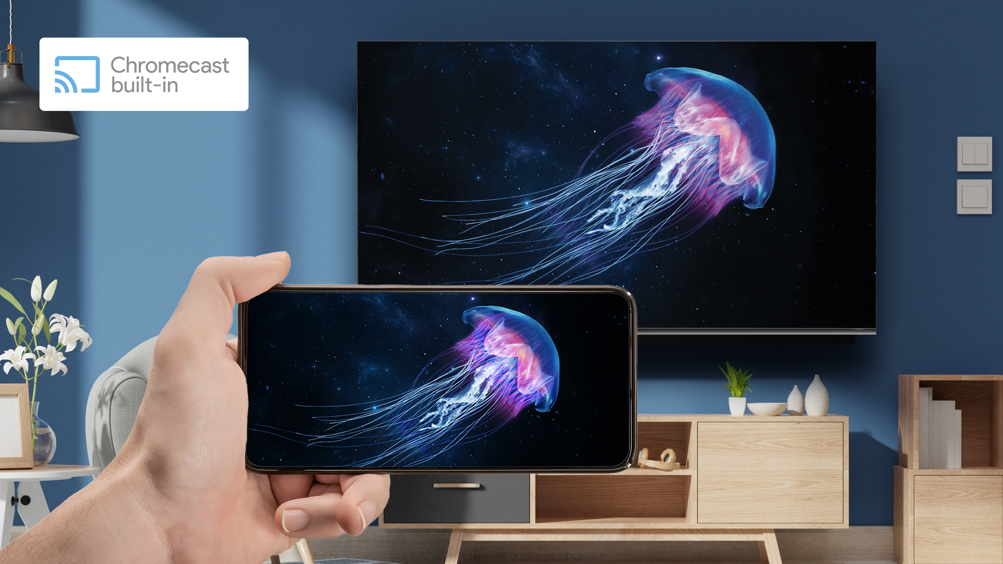 Strong - TV - Leap S3+ TV med indbygget chromecast og en mobiltelefon, der viser indholdet på tv-skærmen