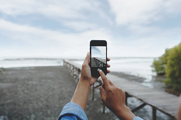 Person der tager et billede af en strand