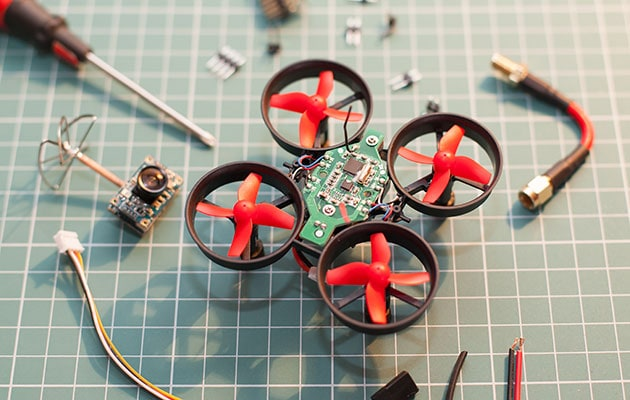 Arbejdsbord med drone, som er ved at blive samlet