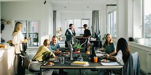 En gruppe medarbejdere i et åbent kontorlandskab