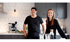 2 smilende mennesker i deres nye køkken