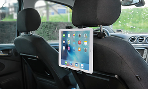 Tablet der er sat fast på bagsiden af et sæde