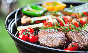 Kulgrill med grøntsager og bøffer på