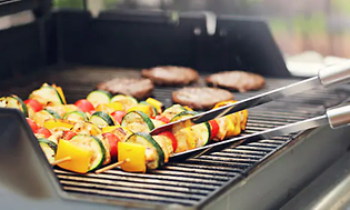 Grillspyd på en gasgrill