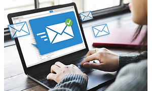 billede af en kvinde der sender emails fra hendes bærbare computer